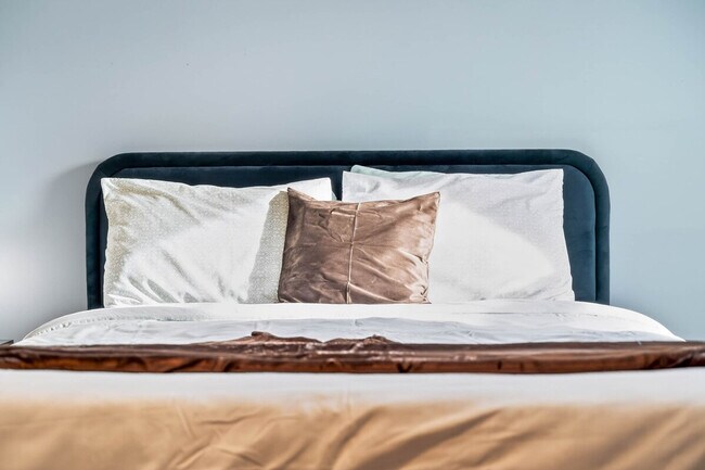 Building Photo - 1961 Creek Bank Dr