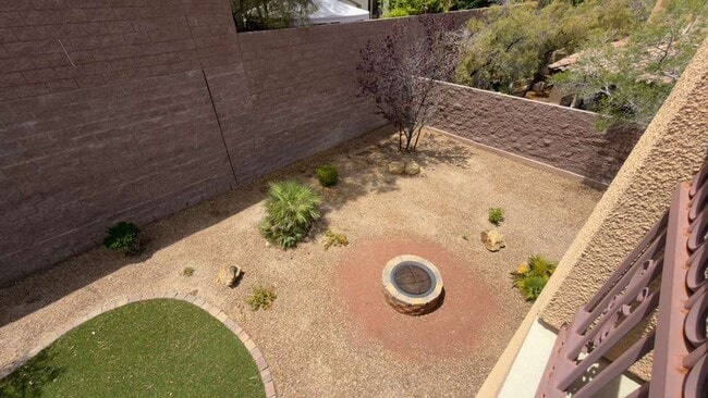 Building Photo - A Perfect Blend of Luxury, Comfort & Style