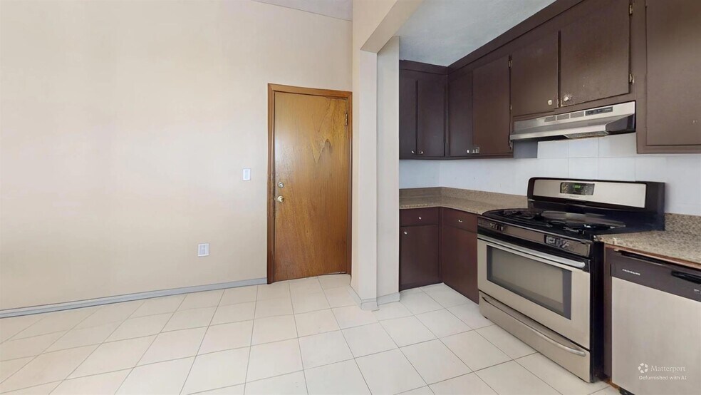 Building Photo - 240 School St