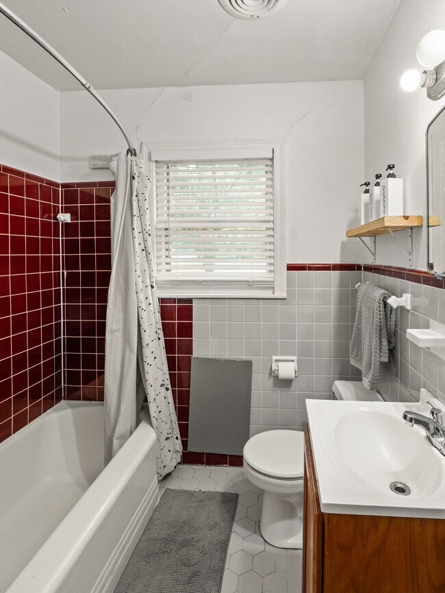 Building Photo - 6208 Walnut Hills Dr