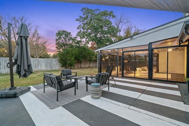 Building Photo - 2303 Inverrary Cir