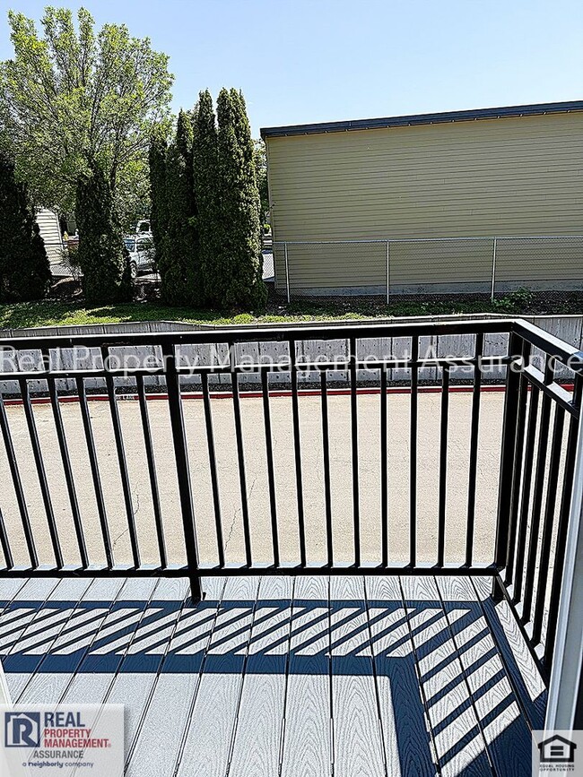 Building Photo - 10733 NE Red Wing Way