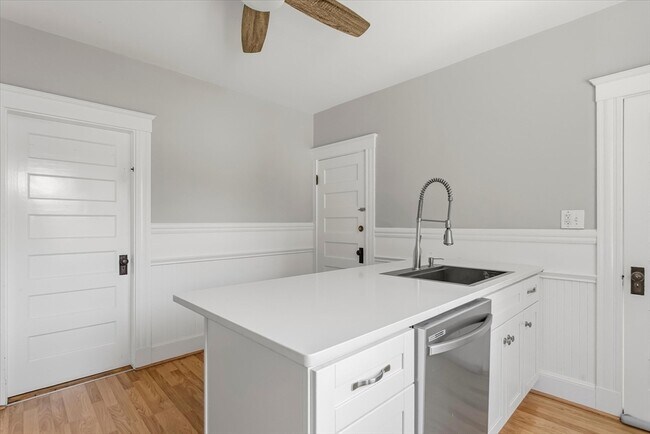 Building Photo - 452 Quarry St
