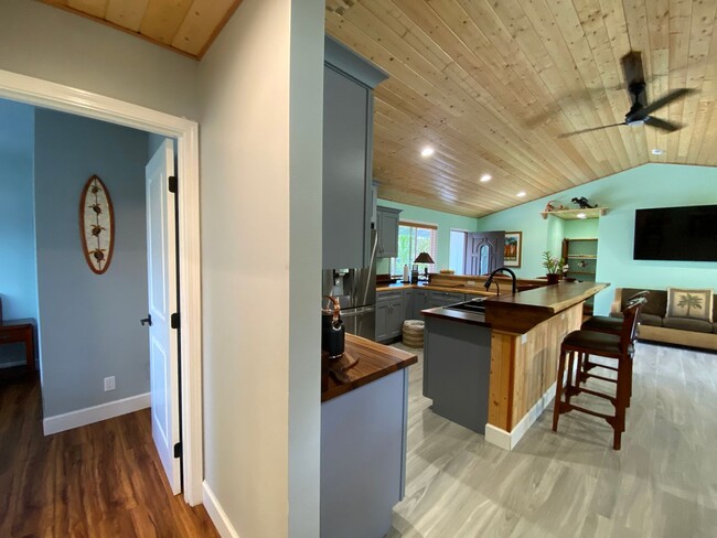 Building Photo - 3-Bed, 2-Bath Custom Furnished Home-Turn K...