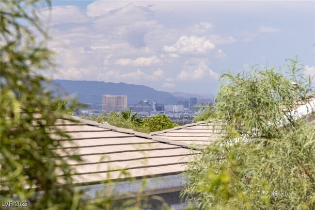 Building Photo - 275 Spectacular St