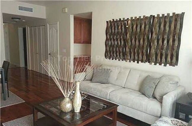 Building Photo - $1000 Move in Discount***Beautiful 2 bed/2 bath Condo in the Heart of Hillcrest - Available NOW*