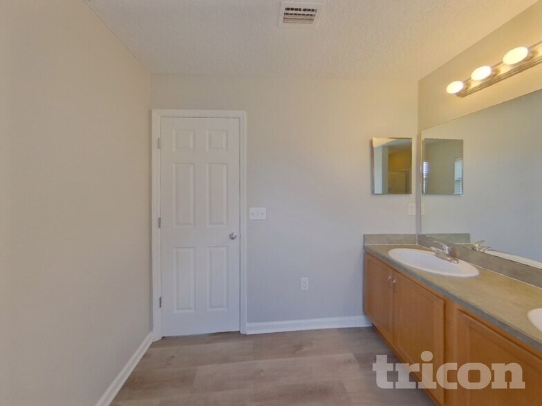 Building Photo - 11626 Brian Lakes Dr N