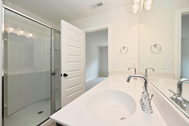 Building Photo - Like-New Modern Townhome Near Dining, Shopping, Trails & Old Hickory Lake