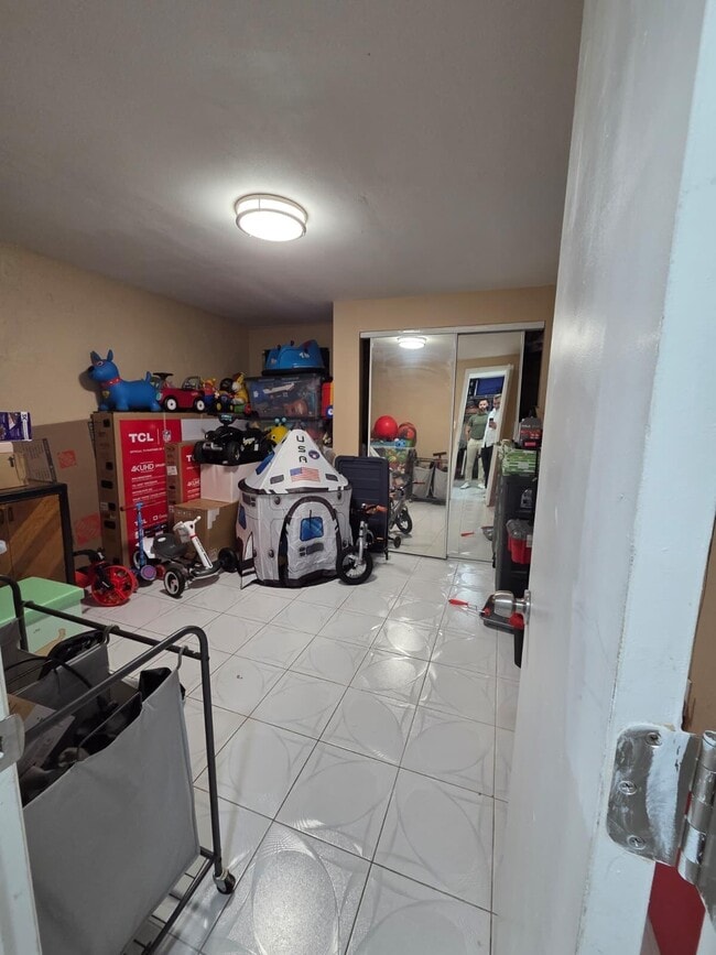 Building Photo - 810 Sandtree Dr