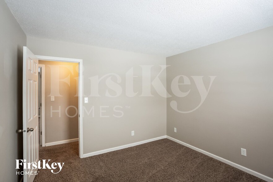 Building Photo - 439 Fox Cir