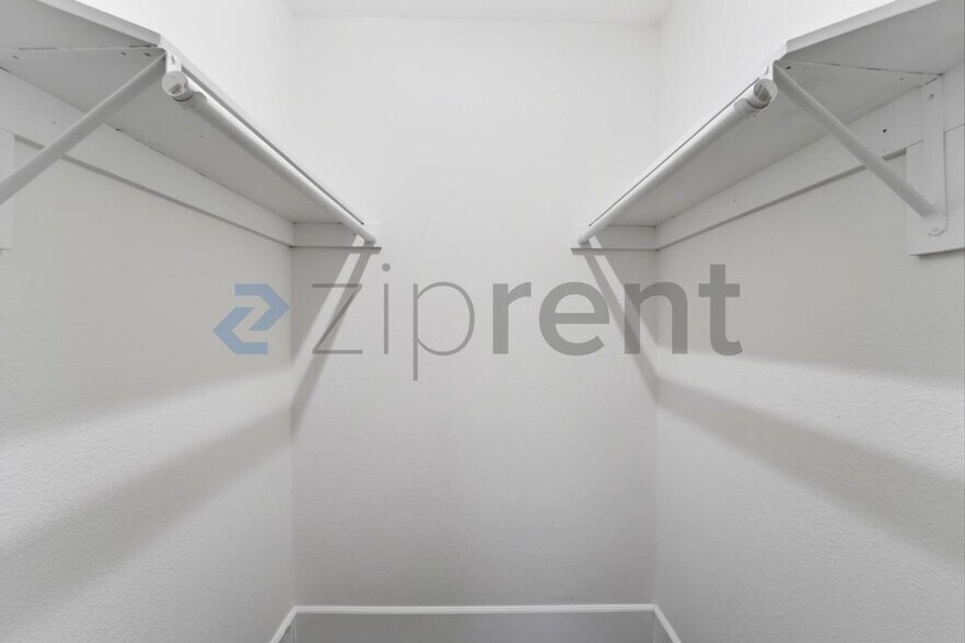 Building Photo - Unit B205