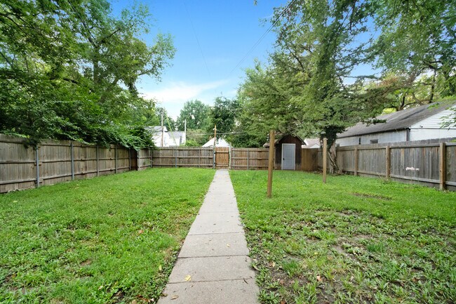 Building Photo - 819 Bertrand St