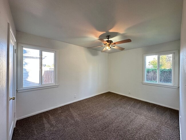 Building Photo - Charming Three Bedroom Near Westfield Park