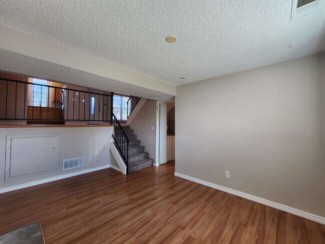 Building Photo - Beautiful 3 Bedroom Home In Great Neighborhood!