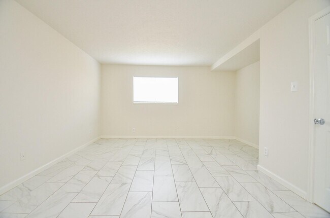 Building Photo - 11818 Spring Grove Dr