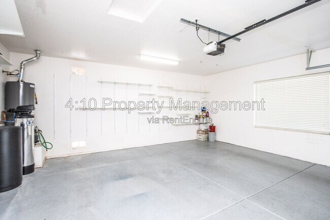 Building Photo - 951 E Bellerive Pl
