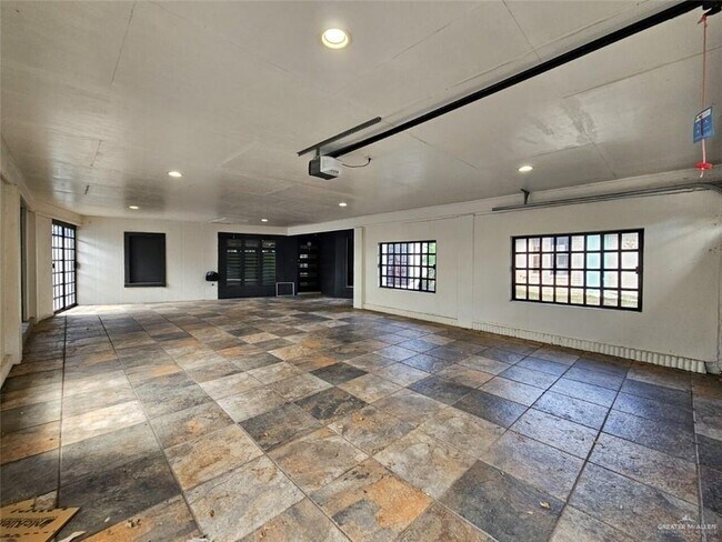 Building Photo - 2828 Highland Ave