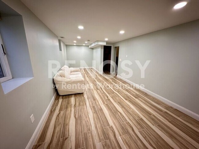 Building Photo - 5 Bedroom 3 Bathroom Single Family Home in Burnsville
