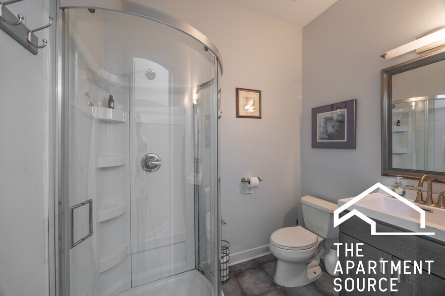 Building Photo - 1002 W Lake St