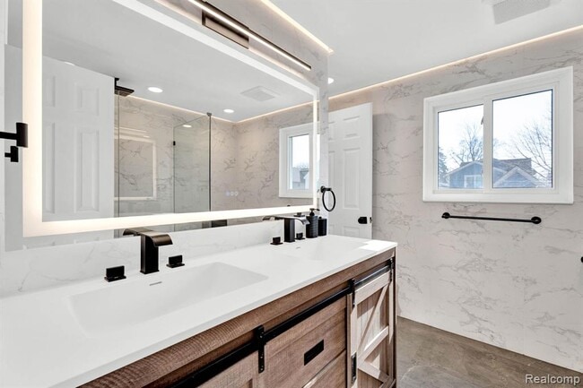 Building Photo - 1560 E Lincoln St