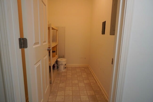 Building Photo - 2 Bed 2 Bath in Desirable Green Hills!