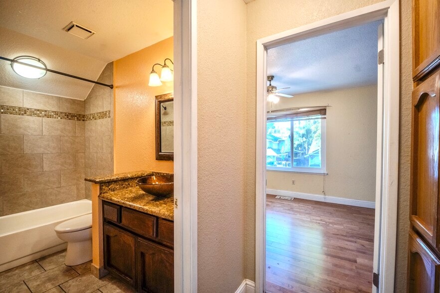 Building Photo - 4404 Bluff Creek Dr