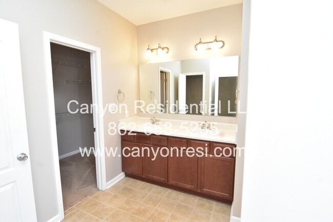 Building Photo - 3637 Crosswinds Dr