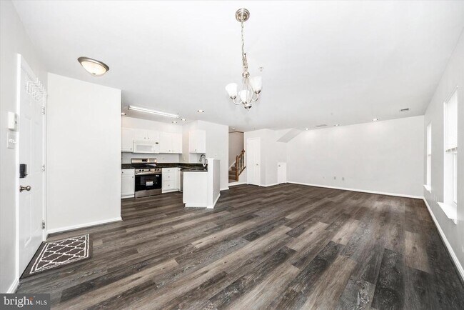 Building Photo - 4960 Clarendon Terrace