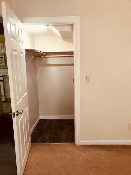 Building Photo - 638 Laine St