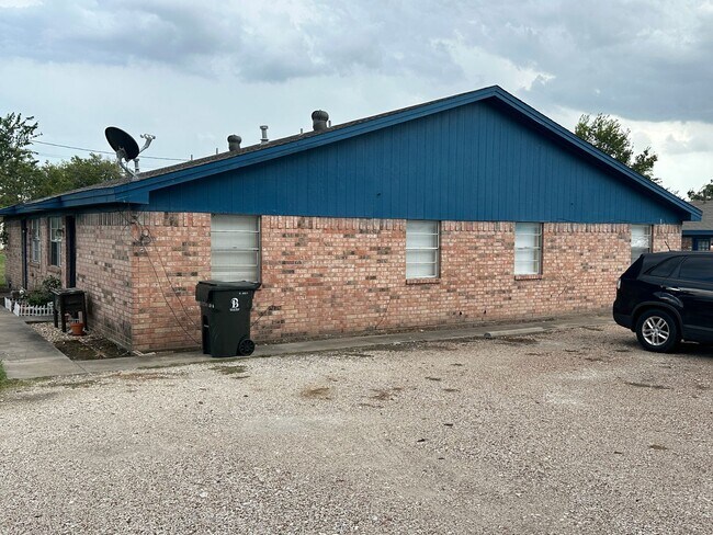 Building Photo - 2 bedroom /1 bath Fourplex in North Bryan!...