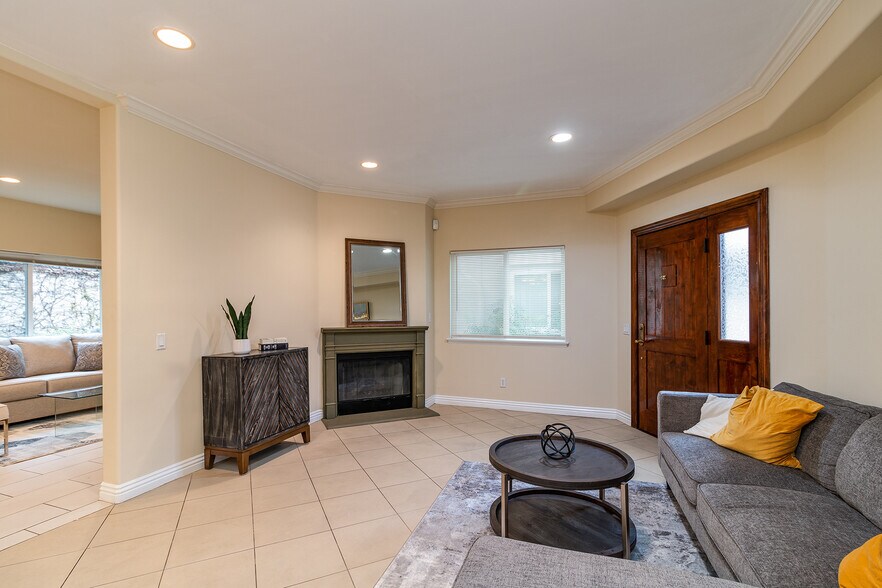 Building Photo - 3689 S La Cienega Blvd