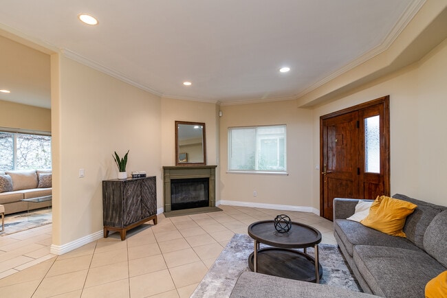 Building Photo - 3689 S La Cienega Blvd