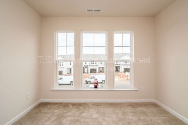 Building Photo - 312 White Oak Ridge Dr