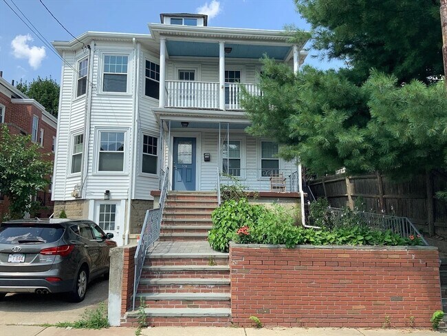 Primary Photo - 520 Mt Auburn St