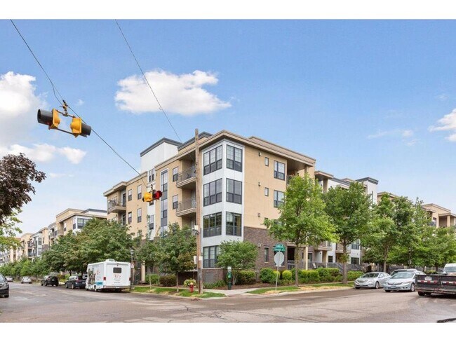 Building Photo - 2565 Franklin Ave