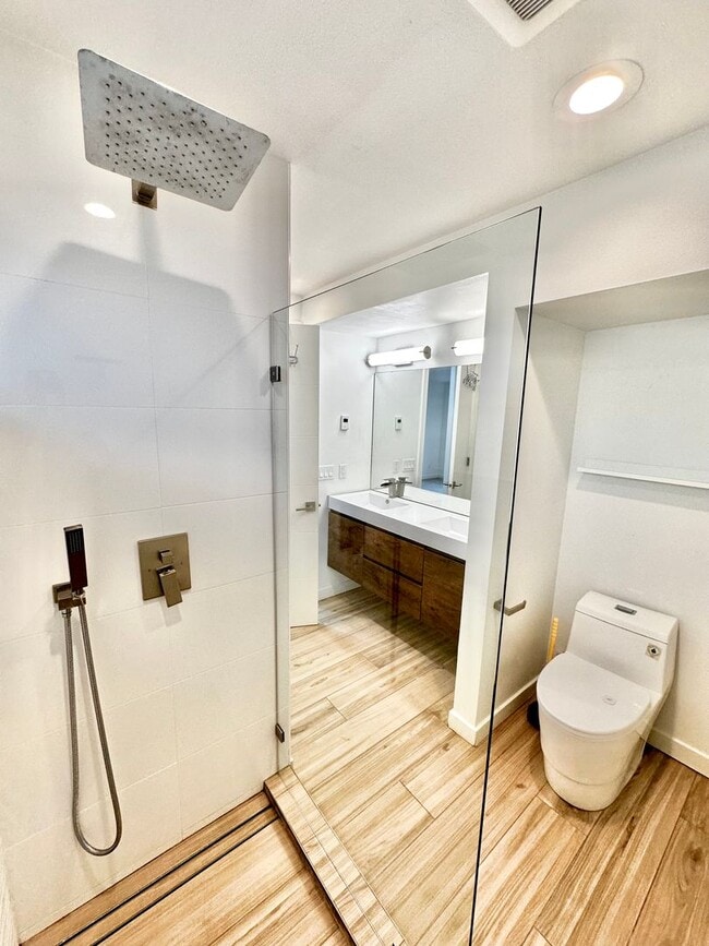 Building Photo - 6 BR / 4 BA – 4,100 SQ FT with Patio, Full...
