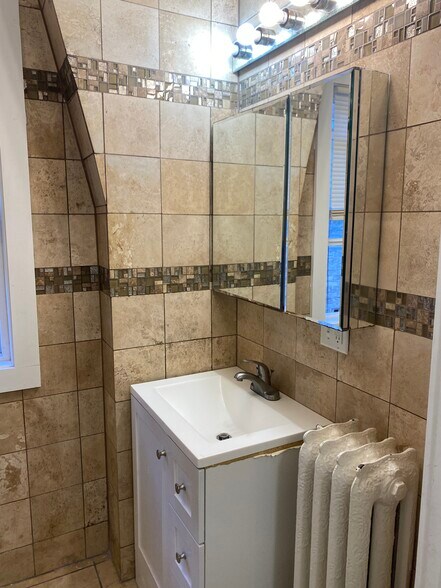 Building Photo - 1605 E 4th St