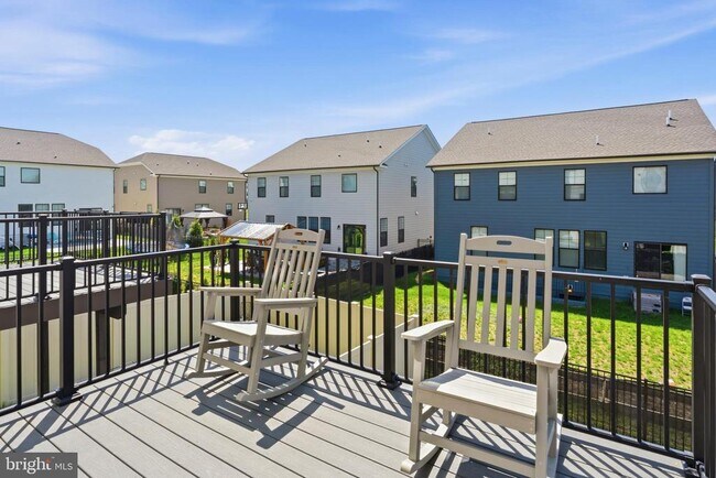 Building Photo - 870 Amity St