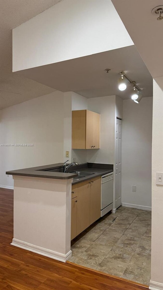 Building Photo - 2494 Centergate Dr