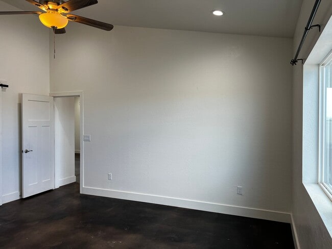 Building Photo - 3 bed/2 bath House with private Hot Tub