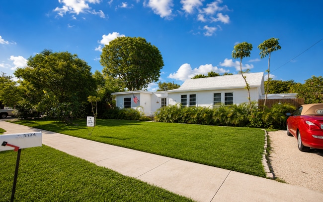 Building Photo - "Spacious 2-Bed, 2-Bath Oasis in Lake Worth Beach - Your Perfect Retreat Awaits!"