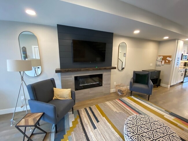 Building Photo - Modern 2 Bed | 3.5 Bath Townhome with Bonu...