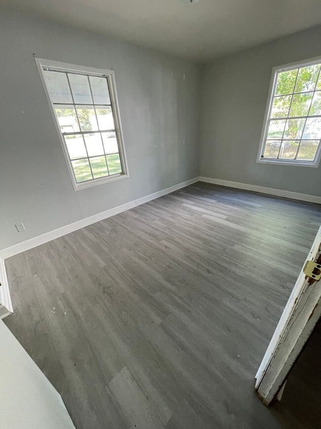 Building Photo - Cozy 2/1 Home