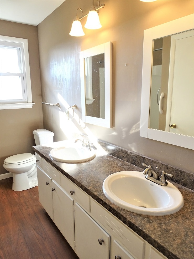 Building Photo - 1357 E Oregon Rd