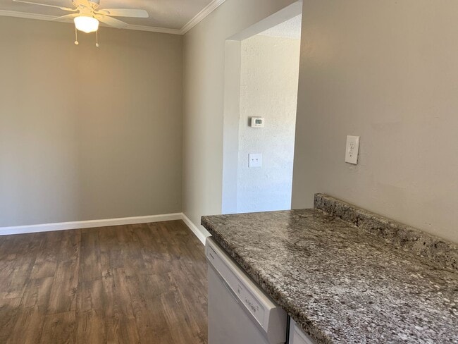 Building Photo - Very Nice 2 Bed 1 Bath Home In Great Locat...