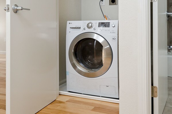 Building Photo - 726 Bush St