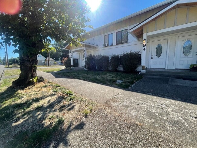 Building Photo - Newly Updated 2 Bedroom!