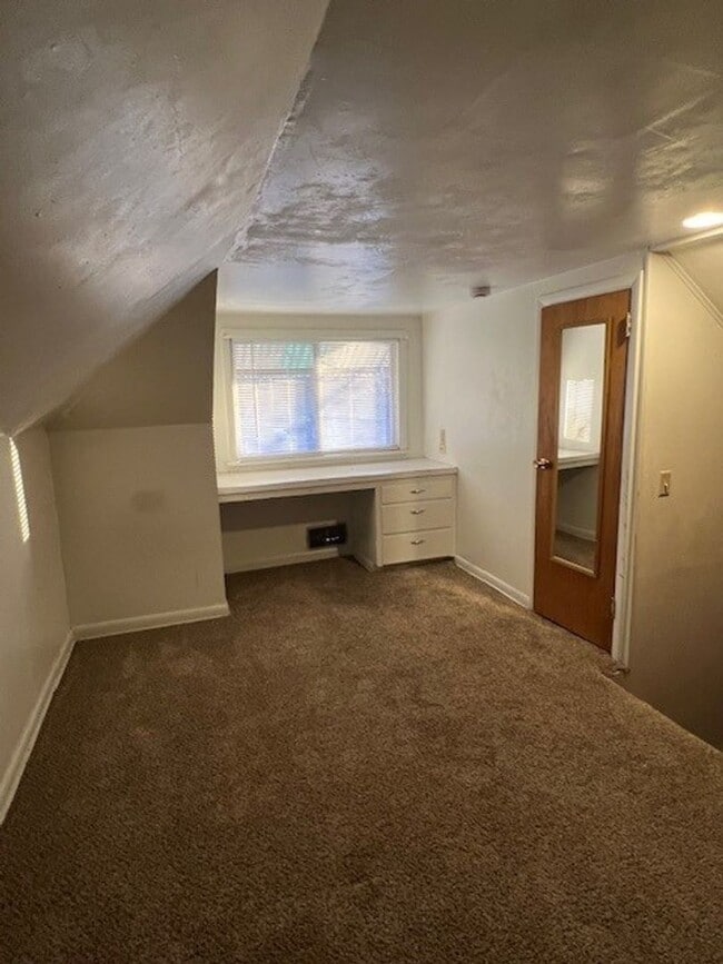 Building Photo - Charming 3bedroom, 1.5bathroom Home