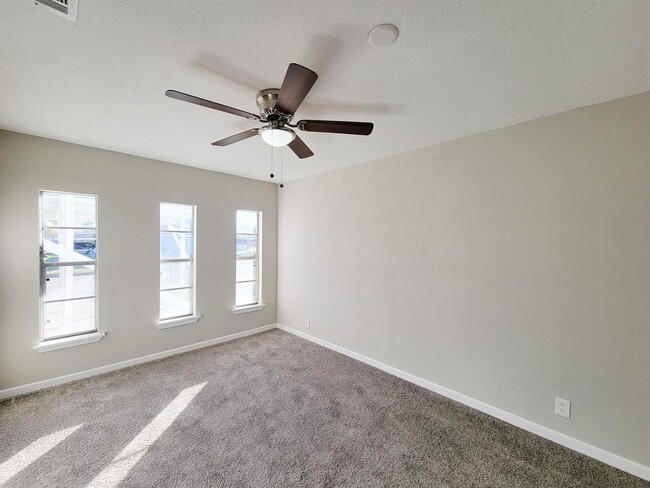 Building Photo - 4119 Holloway Dr