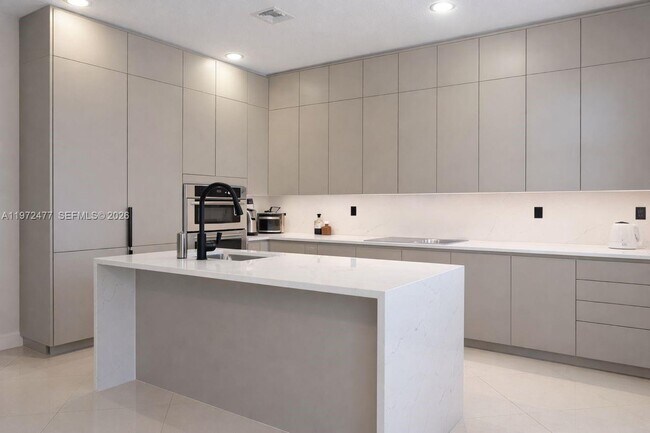 Building Photo - 829 NE 191st St